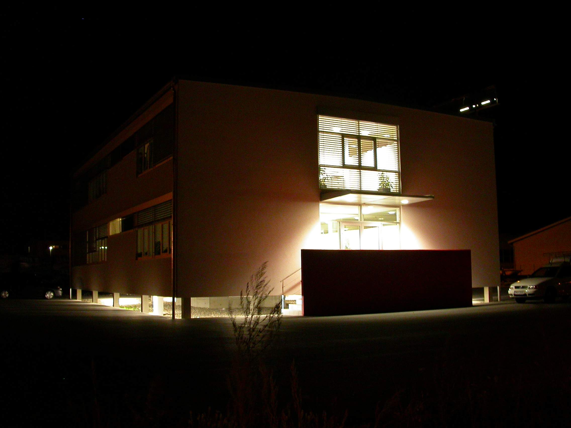 LIEGLER TAKEH ARCHITEKTEN Projekt Renault Trucks Eingang Nacht