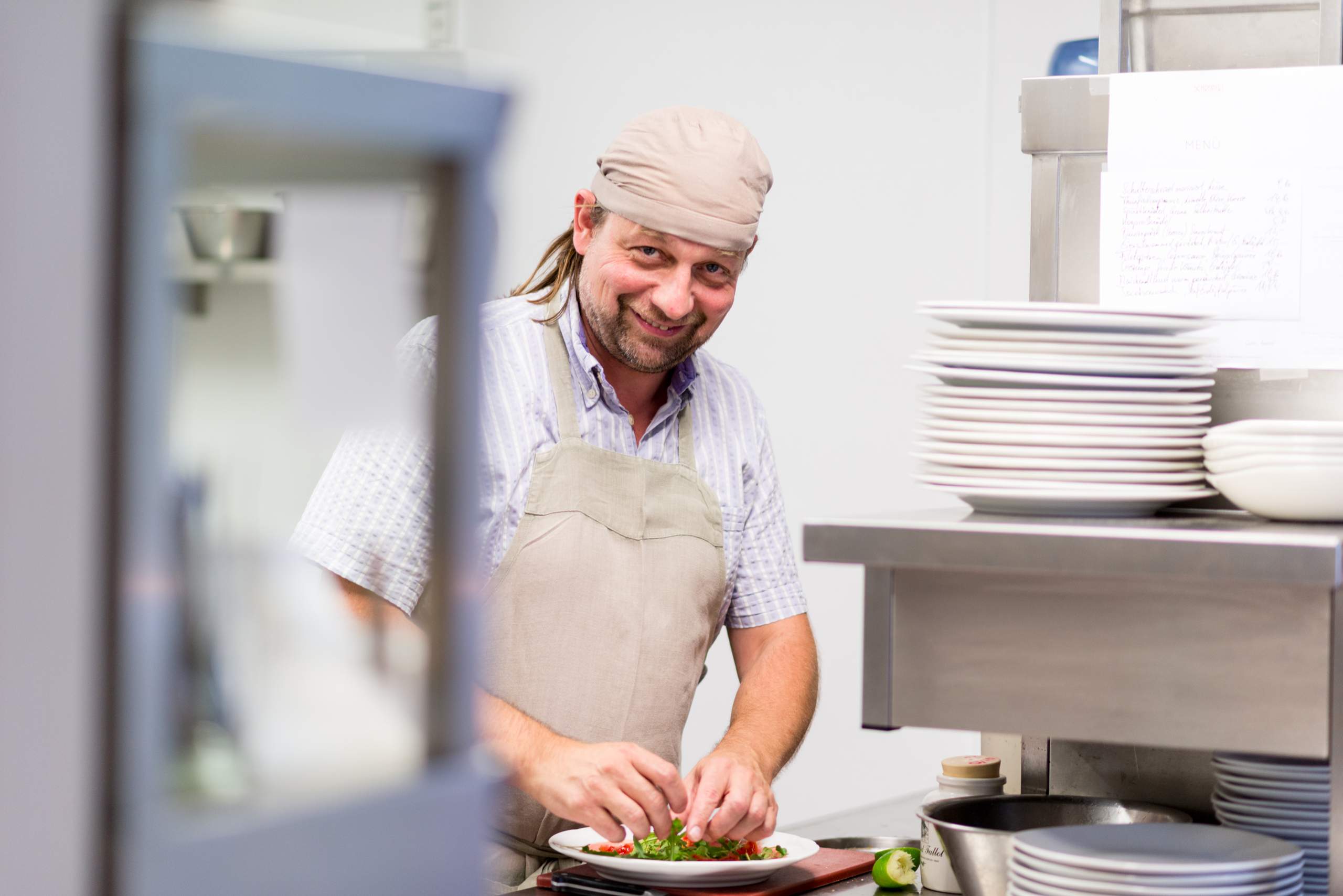 LIEGLER TAKEH ARCHITEKTEN Projekt Schreiners Küche mit Koch